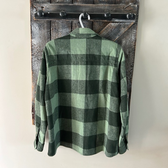 New w/Tags Women's Hooke Green Plaid Flannel Shacket - Picture 2 of 3
